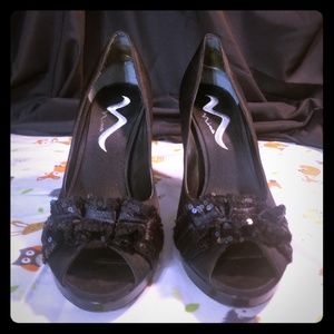 Nina Black Peep toe Heels size 9.5